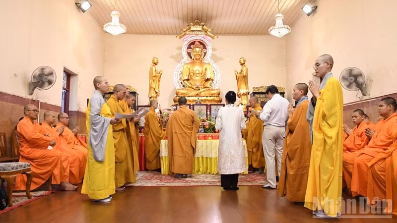 La ceremonia se celebra en la pagoda Pho Phuoc de Bangkok.