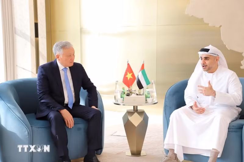 El viceprimer ministro vietnamita Nguyen Hoa Binh se reunió con el presidente del Centro Financiero Global de Abu Dabi (ADGM), Ahmed Jasim Al Zaabi. (Foto: VNA)