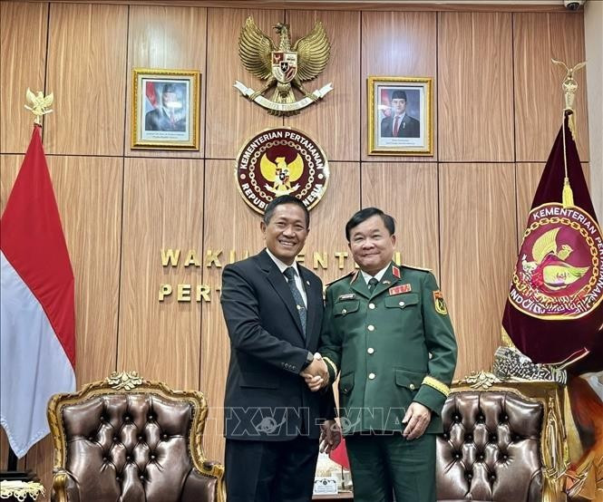 El viceministro de Defensa de Vietnam, coronel general Hoang Xuan Chien, y el teniente general Tri Budi Utomo, secretario general del Ministerio de Defensa de Indonesia. (Foto: VNA)
