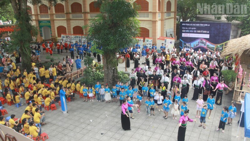 Los artesanos interpretan la danza solidaria y el baila Xoe con la participación de clubes de la etnia de Thai, turistas, residentes locales y estudiantes.