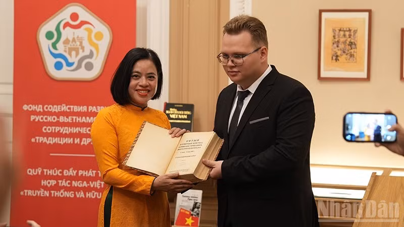 El estudiante del Instituto Estatal de Relaciones Internacionales de Moscú, entrega el libro valioso al Museo Ho Chi Minh (Foto: Nhan Dan)