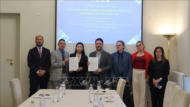 Representantes de ASVI y sus contrapartes en la ceremonia de firma del acuerdo de cooperación. (Foto: VNA)