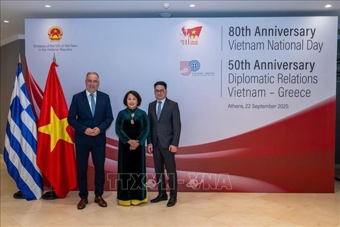 La embajadora de Vietnam en Grecia, Pham Thi Thu Huong, y el viceministro de Desarrollo griego, Stavros Kalafatis, en la ceremonia de conmemoración del 50º aniversario del establecimiento de las relaciones diplomáticas entre los dos países y el 80º aniversario del Día Nacional de Vietnam, organizada el 22 de septiembre de 2025 en Atenas. (Foto: VNA)