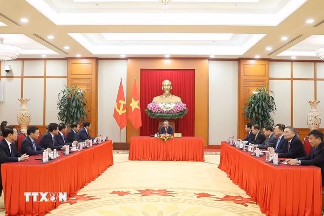 El secretario general del Partido Comunista de Vietnam, To Lam, mantiene una conversación telefónica con el presidente de los Estados Unidos, Donald Trump. (Foto: VNA)