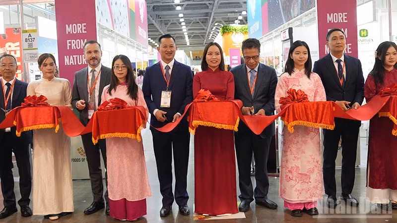 Los delegados cortan la cinta inaugural del stand de Vietnam en WorldFood Moscú 2025.