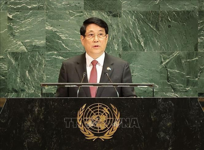 El presidente de Vietnam, Luong Cuong, pronuncia un importante discurso en el Debate General del 80.º período de sesiones de la Asamblea General de la ONU con el mensaje central: “Honrando el valor de la paz, transformaciones audaces para crear un futuro sostenible". (Foto: VNA)