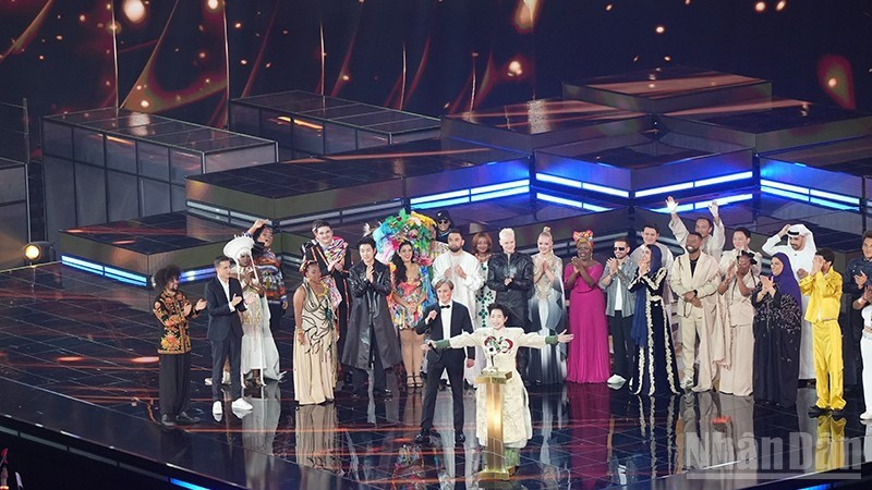 El cantante vietnamita Duc Phuc gana el Festival Intervision 2025 en Moscú con su canción "Phu Dong Thien Vuong", superando a 21 competidores globales. (Foto: Nhan Dan)