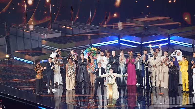 El cantante vietnamita Duc Phuc gana el Festival Intervision 2025 en Moscú con su canción "Phu Dong Thien Vuong", superando a 21 competidores globales. (Foto: Nhan Dan)