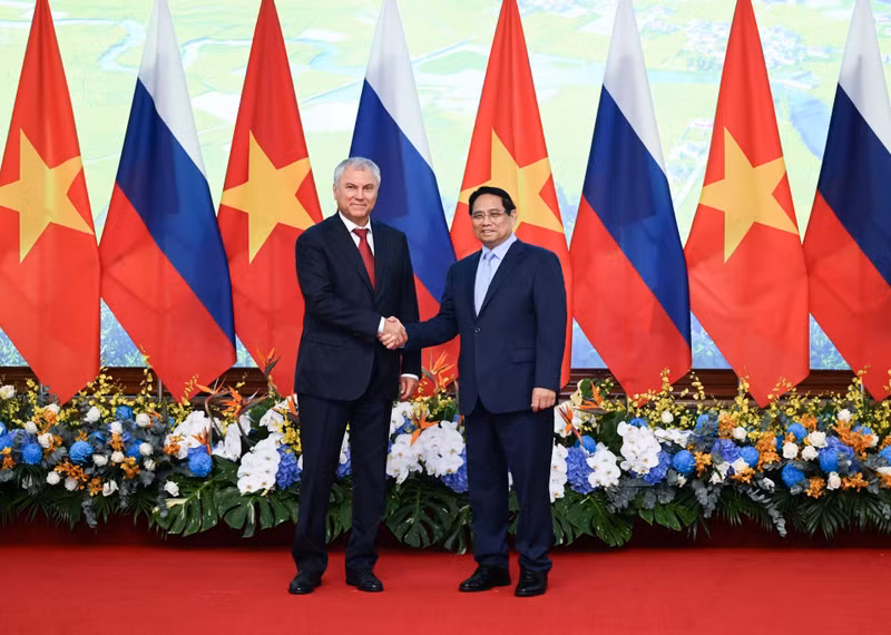 El primer ministro de Vietnam, Pham Minh Chinh (derecha), recibe al presidente de la Duma Estatal de Rusia, Vyacheslav Volodin. (Foto: Nhan Dan)