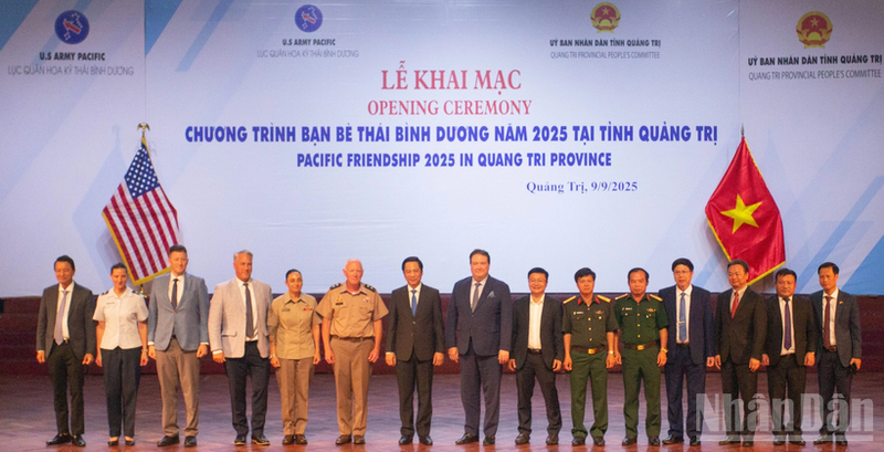 Representantes del Ministerio de Relaciones Exteriores de Vietnam y dirigentes de la provincia de Quang Tri se toman fotos de recuerdo con la delegación de la Embajada de Estados Unidos en Hanói.