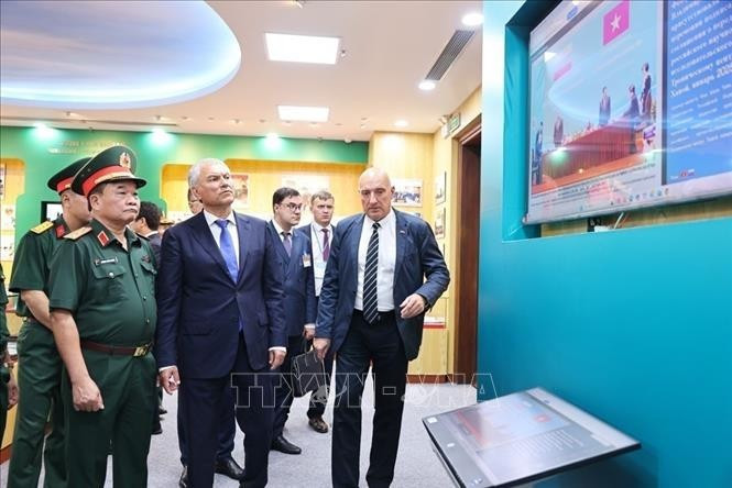 El presidente de la Duma Estatal de Rusia, Vyacheslav Volodin, visita la sala memorial del Centro Tropical Vietnam-Rusia. (Foto: VNA)