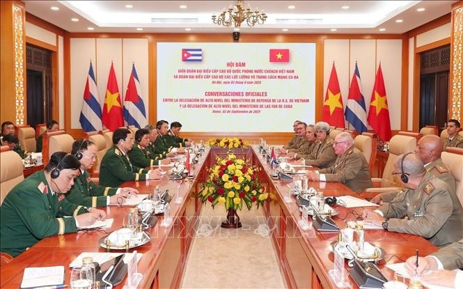 El ministro de Defensa Nacional, Phan Van Giang, conversa con el ministro de las Fuerzas Armadas Revolucionarias de Cuba, Álvaro López Miera. (Foto: VNA)