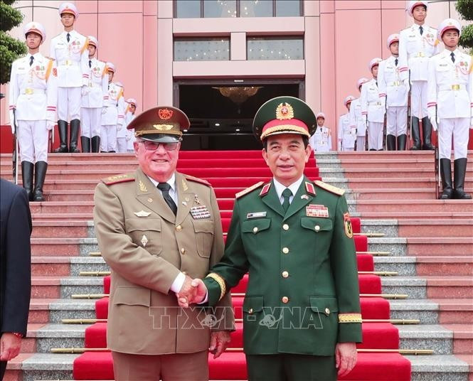 El general Phan Van Giang, ministro de Defensa de Vietnam, recibe al general de cuerpo de ejército Álvaro López Miera, ministro de las Fuerzas Armadas Revolucionarias de Cuba. (Foto: VNA)