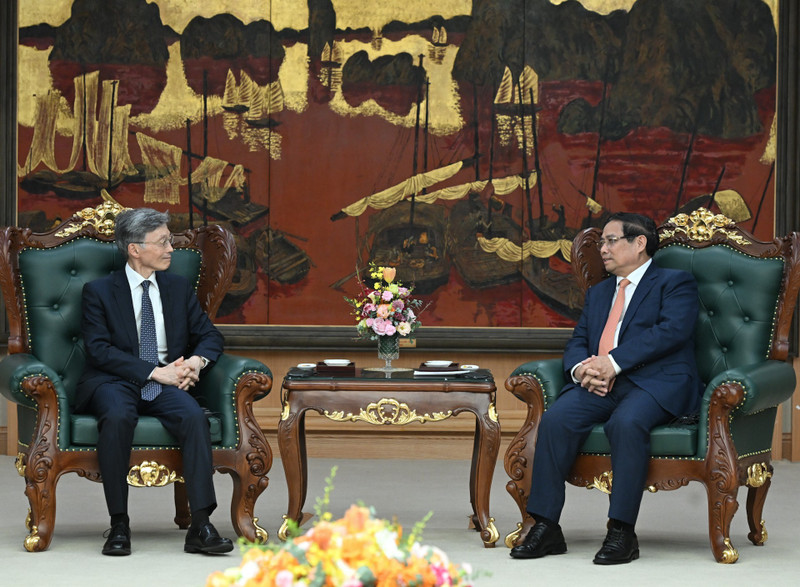 El primer ministro de Vietnam, Pham Minh Chinh y Kenji Okamura, subdirector gerente del Fondo Monetario Internacional (Foto: Nhan Dan)