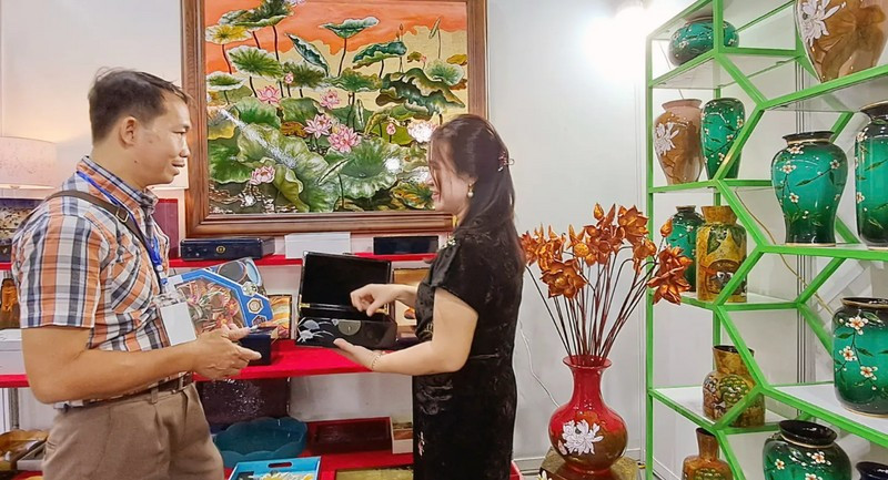En la Feria Internacional de Regalos Artesanales Hanói 2024 (Foto: congthuong.vn)