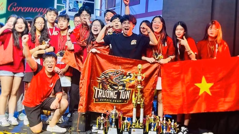 Los estudiantes vietnamitas brillan en la ceremonia de premiación.