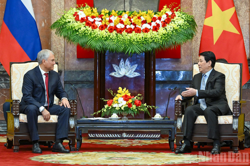 El presidente de Vietnam, Luong Cuong (derecha), se reúne con el titular de la Duma Estatal de Rusia, Vyacheslav Volodin. (Foto: Nhan Dan)
