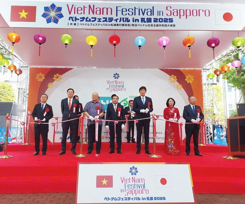 Delegados cortan la cinta de apertura (Foto: thoidai.com.vn)