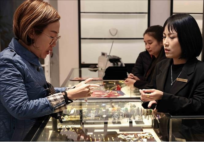 Compra y venta de oro en la tienda de Phu Quy. (Foto: VNA)