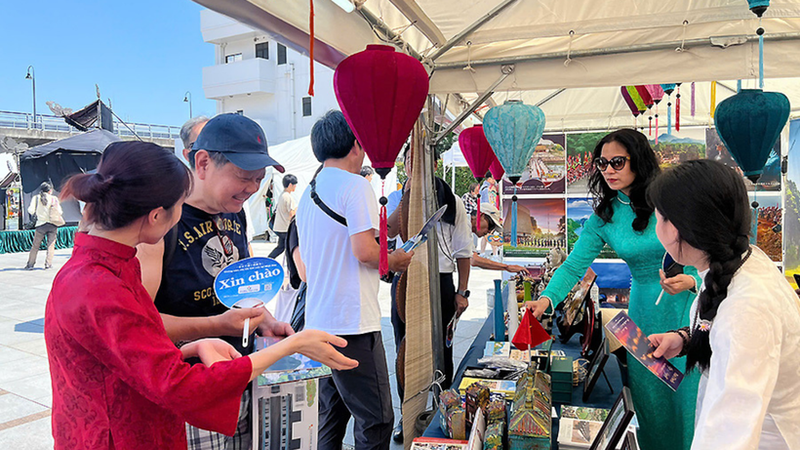 Turistas japoneses visitan los stands vietnamitas en el Festival de Turismo y Cultura de Vietnam en Kanagawa en 2024. (Foto: TITC)