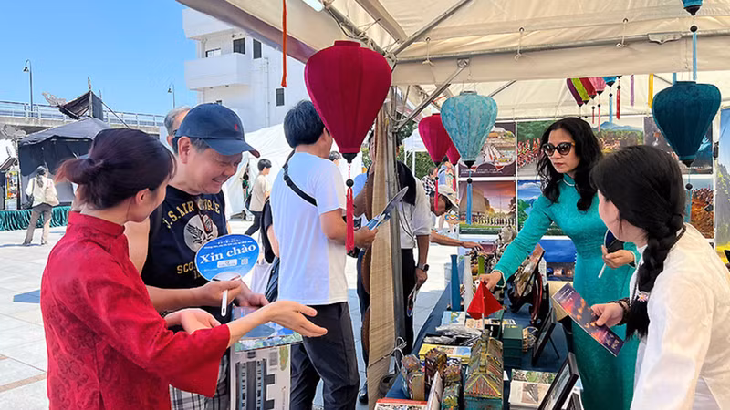 Turistas japoneses visitan los stands vietnamitas en el Festival de Turismo y Cultura de Vietnam en Kanagawa en 2024. (Foto: TITC)