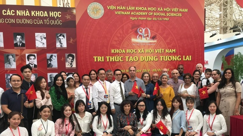 El embajador cubano en Hanói, Rogelio Polanco Fuentes, visita el stand de la Academia de Ciencias Sociales de Vietnam en la Exposición de Logros Nacionales. (Foto: Khac Kien)