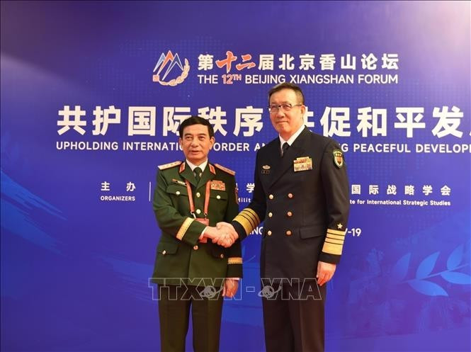 El general Phan Van Giang, ministro de Defensa de Vietnam (izquierda) y su par chino, el coronel general Dong Jun (Foto: VNA)