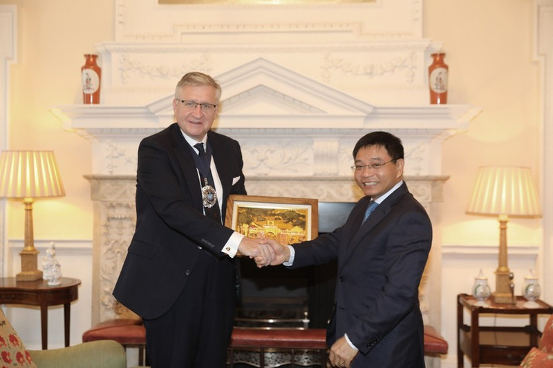 El ministro de Finanzas de Vietnam, Nguyen Van Thang, y el Lord Alcande de Londres, Alastair King (Foto: VNA)