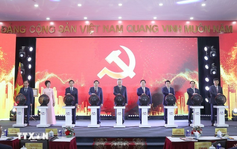 El secretario general del Partido Comunista de Vietnam, To Lam, y los delegados ofician la ceremonia de lanzamiento de la página informativa del XIV Congreso Nacional del Partido de la Agencia vietnamita de Noticias (Foto:VNA)