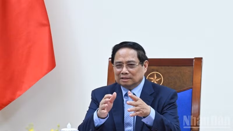 El primer ministro de Vietnam, Pham Minh Chinh, mantiene una conversación telefónica con el canciller alemán, Friedrich Merz. (Foto: Nhan Dan)