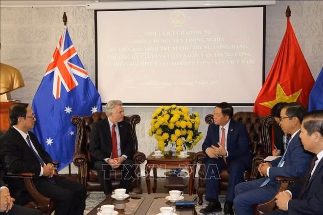En el encuentro entre Nguyen Trong Nghia, miembro del Buró Político, secretario del Comité Central del PCV y jefe de su Comisión de Propaganda, Educación y Movilización de Masas y Kim Samson, presidente de la Sociedad de Amistad Australia-Vietnam (Foto: VNA)