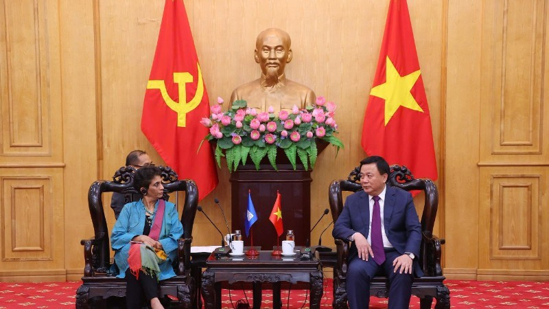 Nguyen Xuan Thang, director de la Academia Nacional de Política Ho Chi Minh, y Kanni Wignaraja, secretaria general adjunta de la ONU y directora regional para Asia-Pacífico del PNUD 
