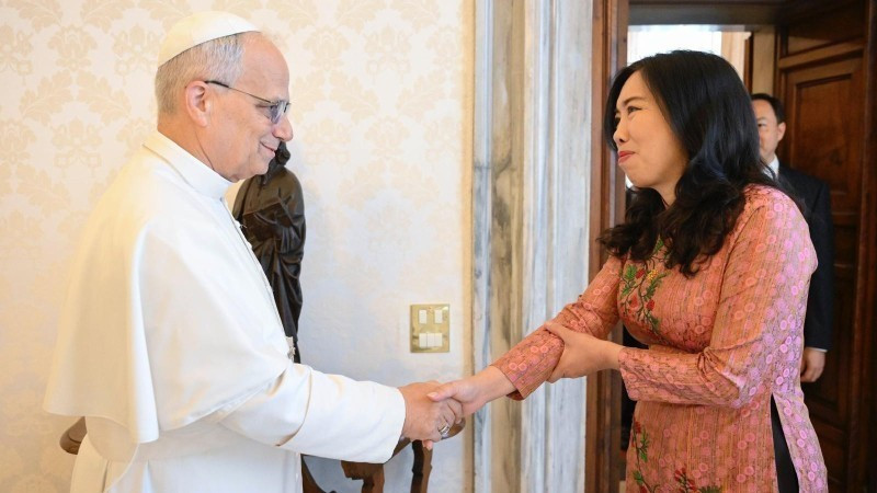La viceministra de Asuntos Exteriores de Vietnam, Le Thi Thu Hang, y Monseñor Miroslaw Wachowski (Foto: Cancillería vietnamita)