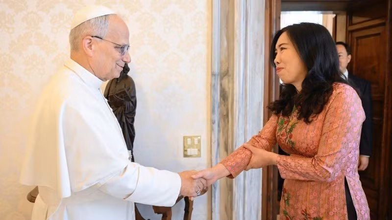 La viceministra de Asuntos Exteriores de Vietnam, Le Thi Thu Hang, y Monseñor Miroslaw Wachowski (Foto: Cancillería vietnamita)