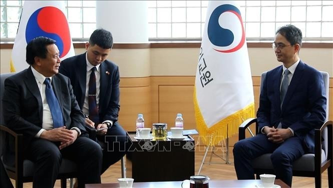 El director de la Academia Nacional de Política Ho Chi Minh y presidente del Consejo Teórico Central, Nguyen Xuan Thang y Park Cheol Hee, rector de la Academia Diplomática Nacional de Corea del Sur (Foto: VNA)