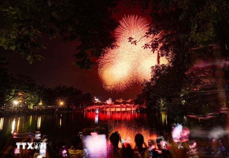 Fuegos artificiales iluminan el cielo de Hanoi en conmemoración del Día Nacional