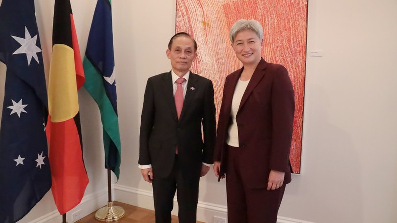 El ministro interino de Relaciones Exteriores de Vietnam, Le Hoai Trung, y la ministra de Relaciones Exteriores de Australia, Penny Wong. (Foto: VNA)
