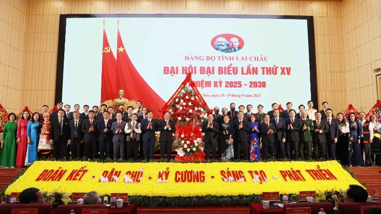El general Trinh Van Quyet, secretario del Comité Central del Partido Comunista de Vietnam (PCV) y jefe del Departamento General de Política del Ejército Popular, posa para una foto de grupo con los líderes de la provincia de Lai Chau. (Foto: Nhan Dan)