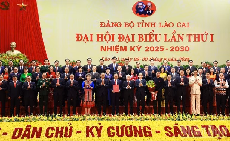 El Buró Ejecutivo del Comité partidista en Lao Cai para el período 2025-2030. (Foto: Nhan Dan)