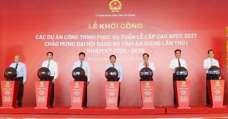 El viceprimer ministro de Vietnam, Nguyen Chi Dung, presidie la ceremonia de inicio de 10 proyectos clave de infraestructura para la Cumbre del APEC. (Foto: VNA)