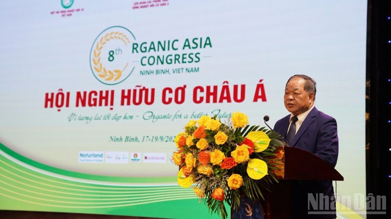 El presidente de la Asociación de Agricultura Orgánica de Vietnam, Ha Phuc Mich, pronuncia el discurso inaugural.