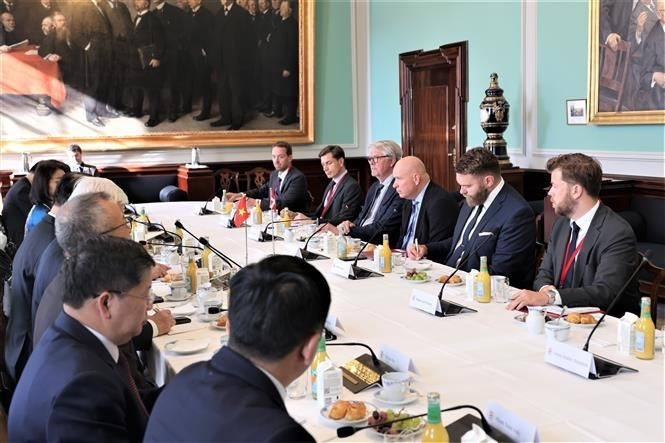 En la reunión entre la delegación vietnamita y el presidente del Parlamento danés, Søren Gade (Foto: VNA)