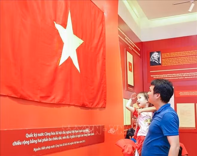 Turistas visitan la exposición sobre logros nacionales de Vietnam, en Hanói. (Foto: VNA)