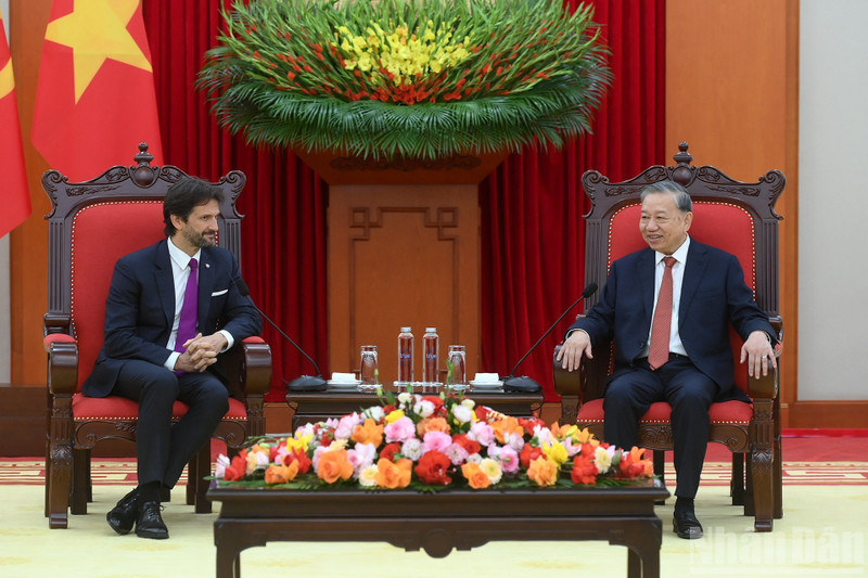 El secretario general del Partido Comunista de Vietnam, To Lam, recibe al viceprimer ministro y titular de Defensa de Eslovaquia, Robert Kaliňák (Foto: Nhan Dan)