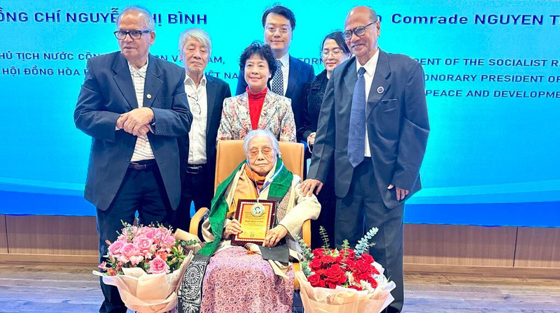 La exvicepresidenta de Vietnam Nguyen Thi Binh, célebre negociadora en los Acuerdos de Paz de París, fue galardonada con el Premio Romesh Chandra por sus significativas contribuciones a la causa de la paz y la solidaridad internacional. (Foto: VNA)
