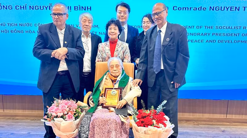 La exvicepresidenta de Vietnam Nguyen Thi Binh, célebre negociadora en los Acuerdos de Paz de París, fue galardonada con el Premio Romesh Chandra por sus significativas contribuciones a la causa de la paz y la solidaridad internacional. (Foto: VNA)
