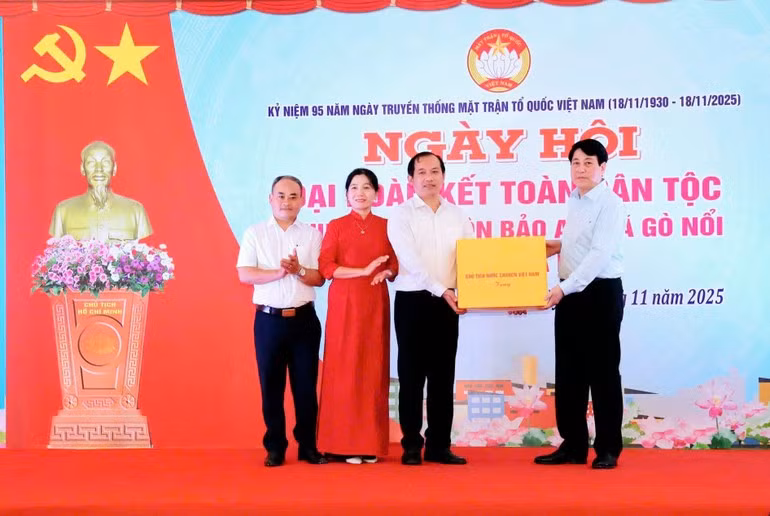 El presidente de Vietnam, Luong Cuong, entrega obsequios a la comuna de Go Noi, sus 17 aldeas y a 10 familias políticas ejemplares. (Foto: Nhan Dan)