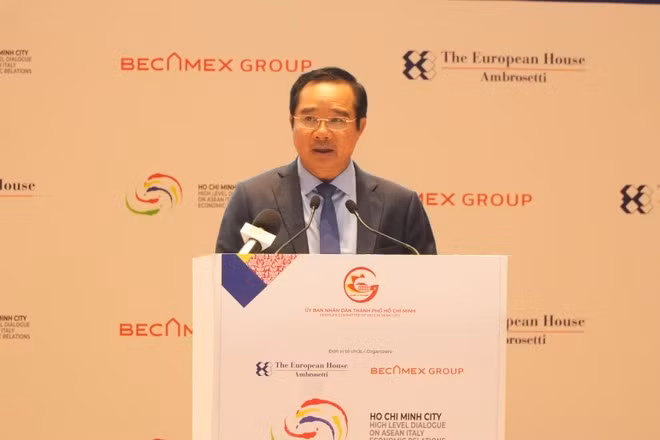 El presidente del Comité Popular de Ciudad Ho Chi Minh, Nguyen Van Duoc, interviene en el Diálogo de Alto Nivel sobre Relaciones Exteriores Asean-Italia (Foto: VNA)