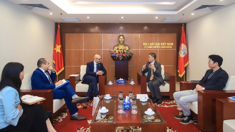 La directiva de la Asociación de Abogados de Vietnam se reúne con el secretario general de la Corte Permanente de Arbitraje. (Foto: Asociación de Abogados de Vietnam)