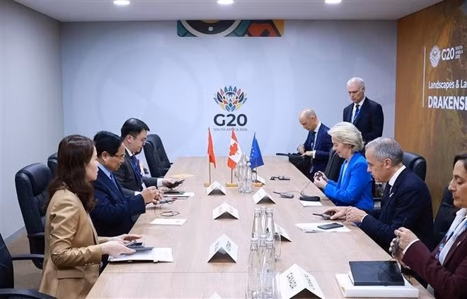 El primer ministro vietnamita, Pham Minh Chinh, y la presidenta de la Comisión Europea (CE), Ursula von der Leyen, en la reunión. (Foto: VNA)